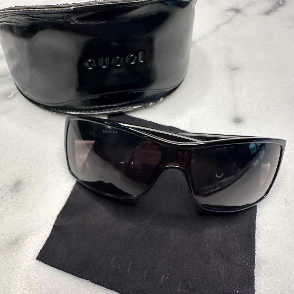 Gucci Black Sporty Sunglasses with Sleek Design